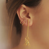 Aretes largos con escarabajo pequeño vista real